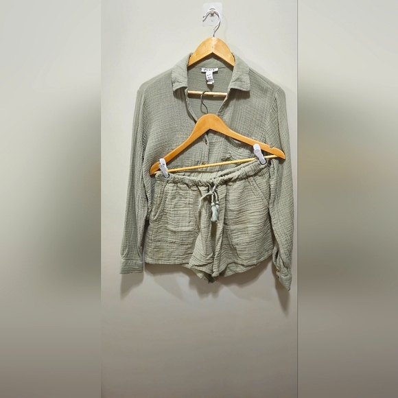 Sage green 100% cotton drawstring shorts/relaxed button up set. Size large - Picture 1 of 4